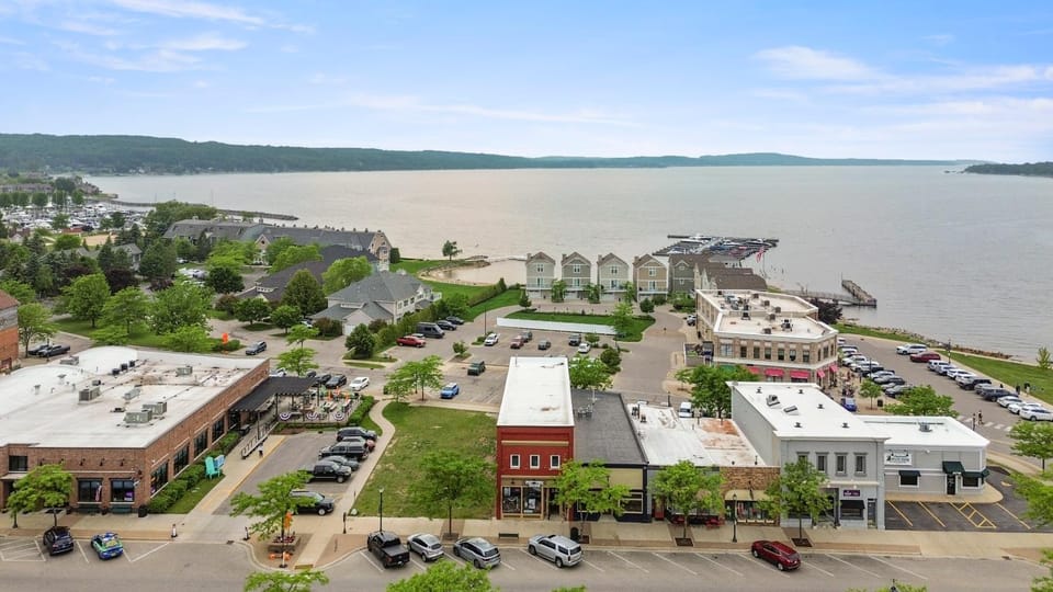 Heart of Boyne Loft 45' Slip Walk to Beach House in Boyne City
