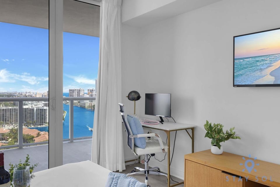 Balcony with Infinite Views - Poolside Comfort Apartment in Hallandale Beach