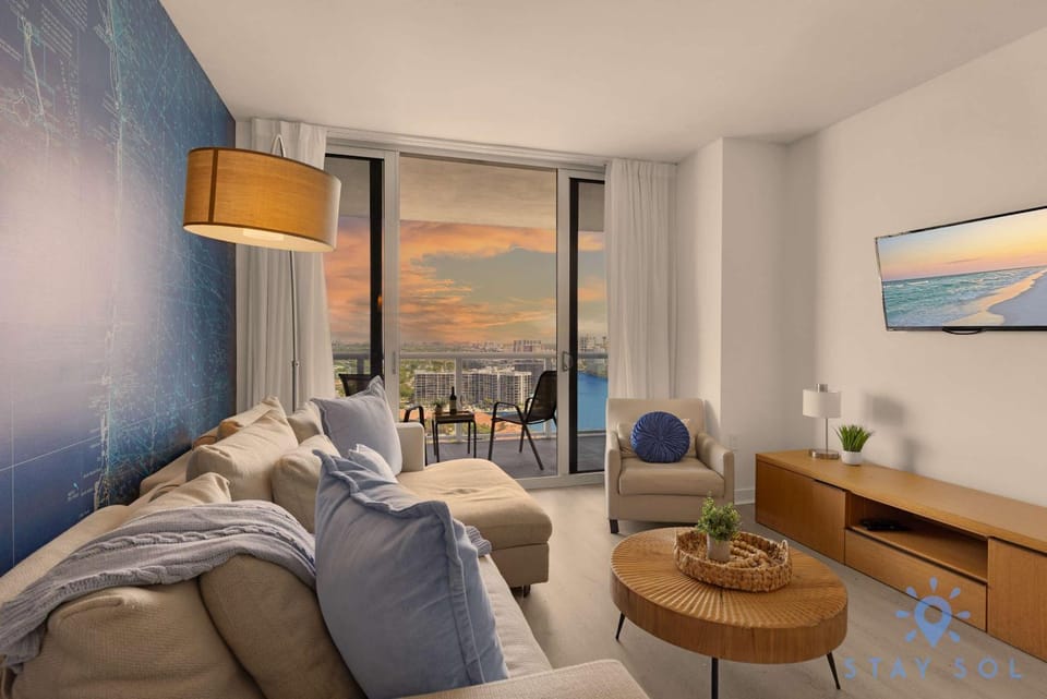 Balcony with Infinite Views - Poolside Comfort Apartment in Hallandale Beach