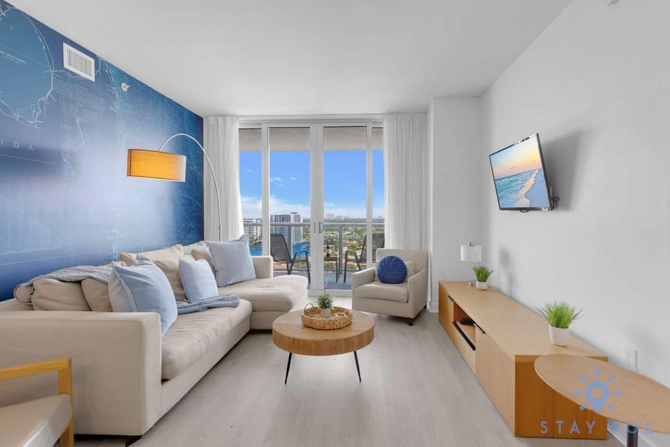 Balcony with Infinite Views - Poolside Comfort Apartment in Hallandale Beach