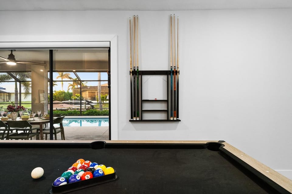 Billiard, Game Room