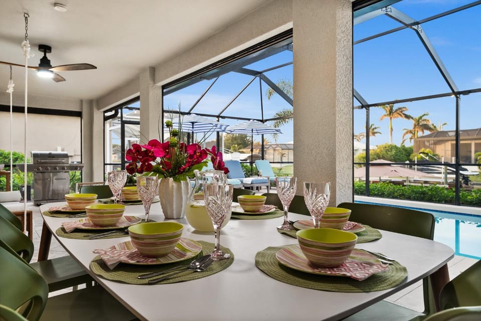 Patio, Food and drinks, Dining area