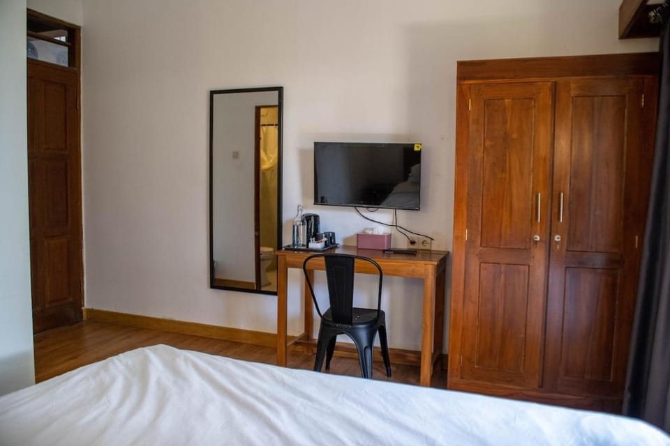 Bed, TV and multimedia, Bedroom
