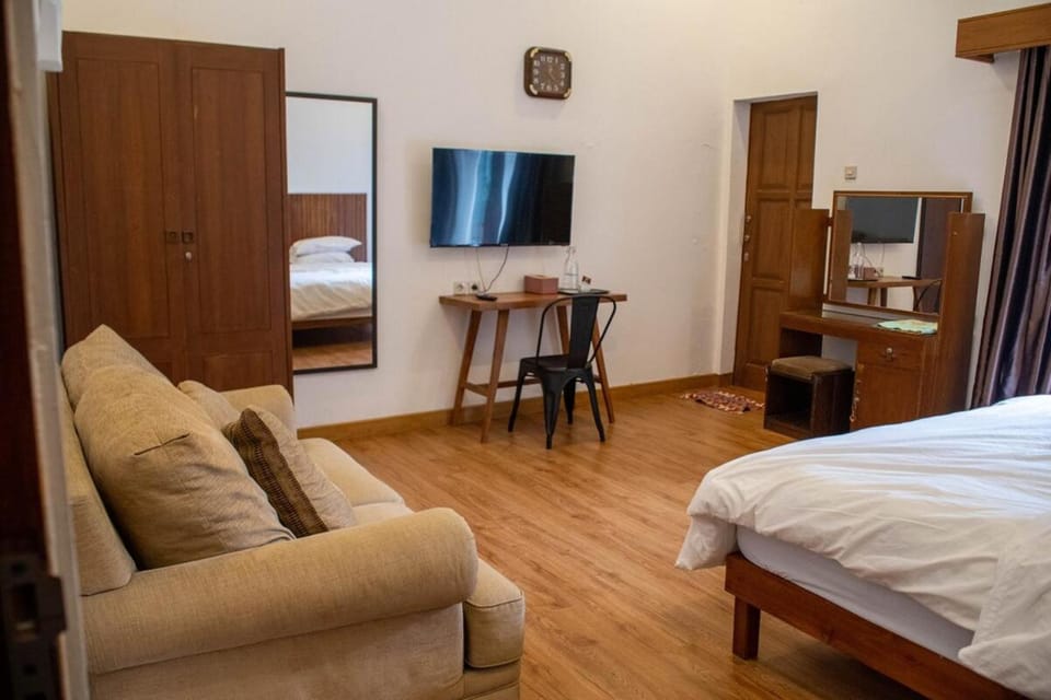 Bed, TV and multimedia, Bedroom