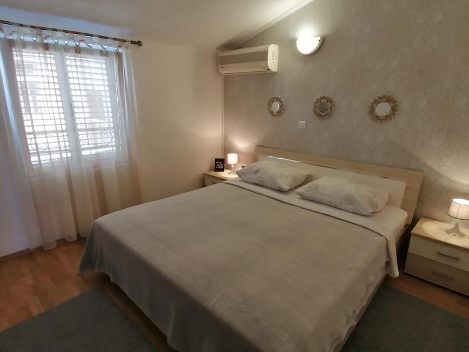 Bed, Bedroom, towels, air conditioner