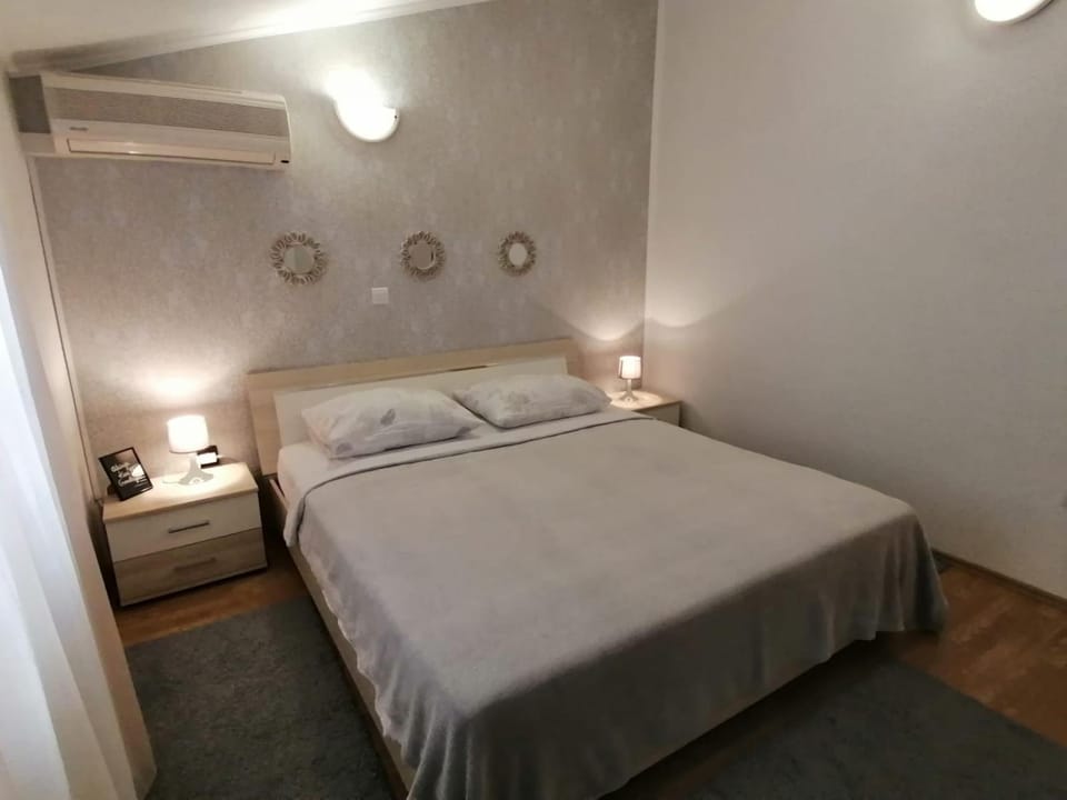 Bed, Bedroom, air conditioner