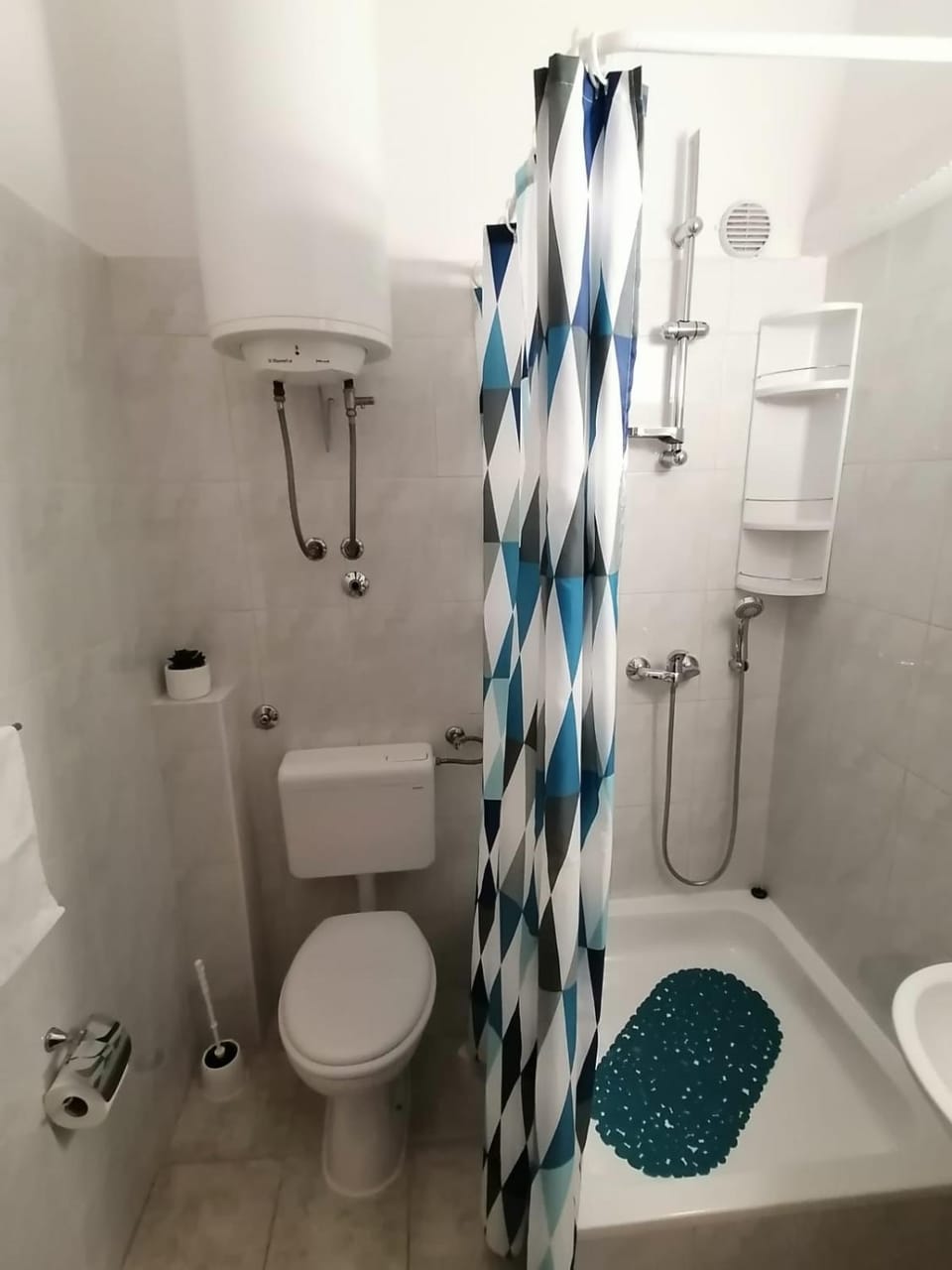 Shower, Toilet, Bathroom, towels