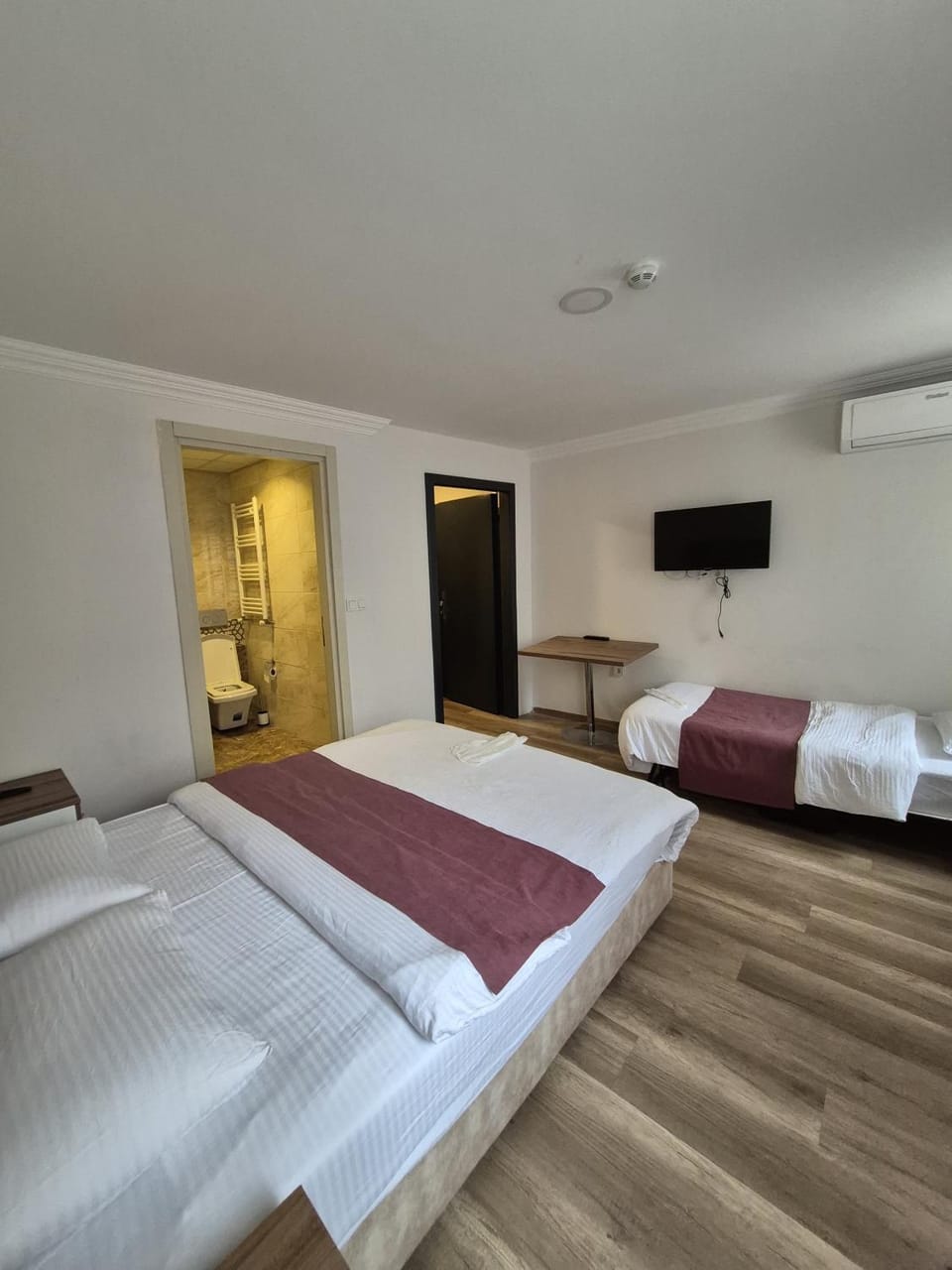 Bed, TV and multimedia, Bedroom, air conditioner