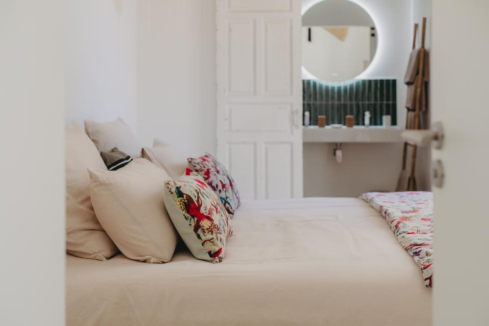 Bathroom, Bedroom, towels