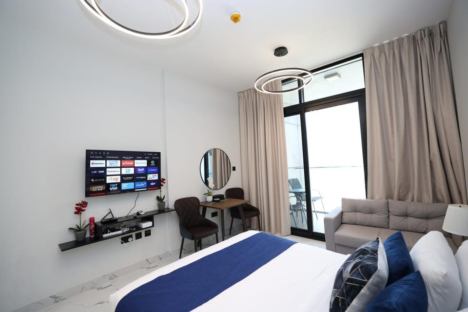 TV and multimedia, Living room, Photo of the whole room, Seating area, Bedroom
