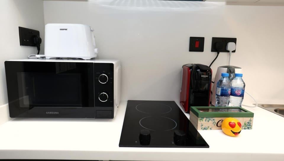 Coffee/tea facilities, Kitchen or kitchenette, oven, stove, toaster
