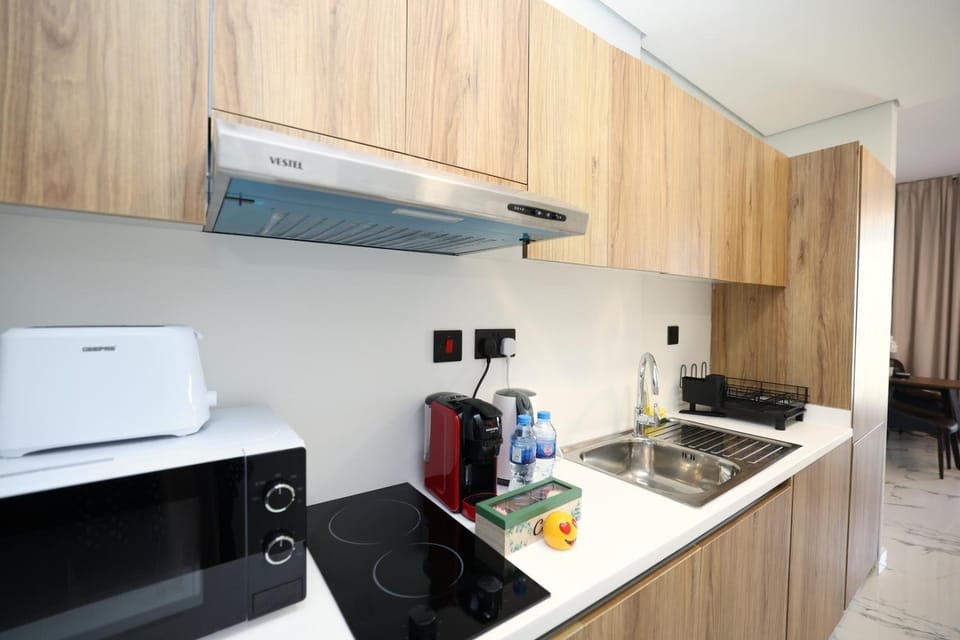 Coffee/tea facilities, Kitchen or kitchenette, oven, stove, toaster