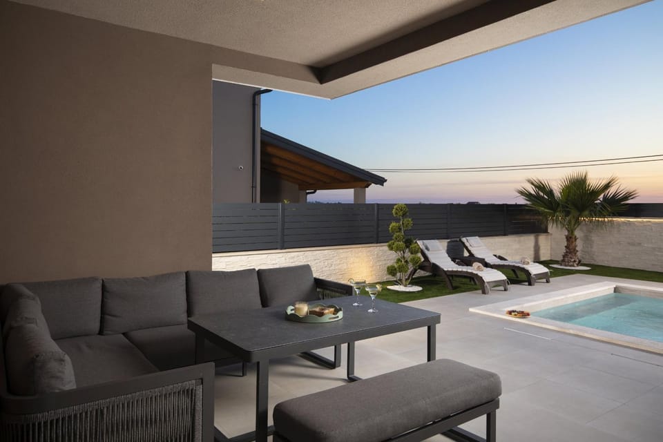 Balcony/Terrace, Pool view, Swimming pool