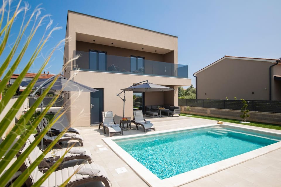 Property building, Swimming pool, sunbed
