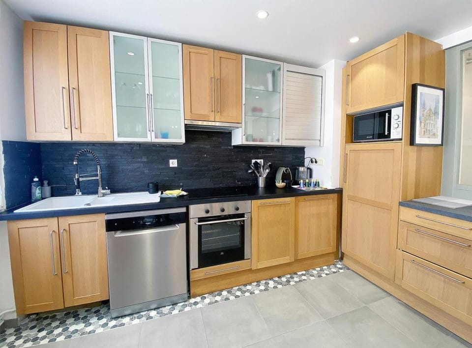 Kitchen or kitchenette, dishwasher, oven