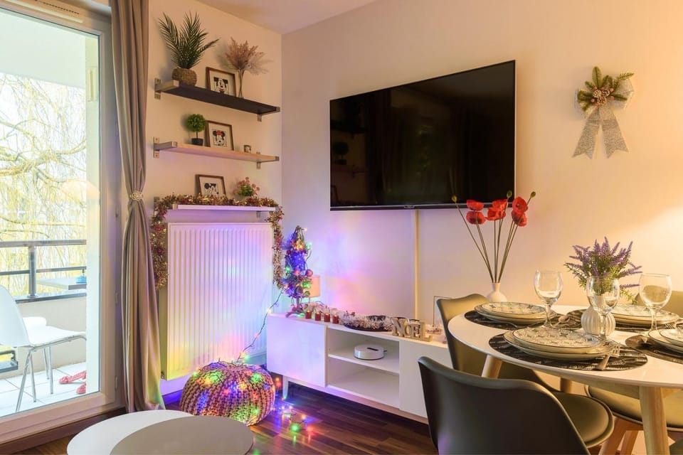 TV and multimedia, Living room, Dining area, Evening entertainment