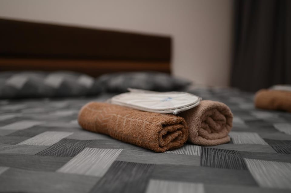 Bed, towels