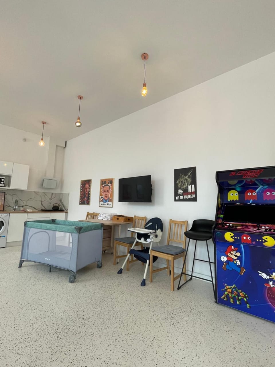 Communal lounge/ TV room, Game Room, TV and multimedia, Kitchen or kitchenette, Evening entertainment, cot