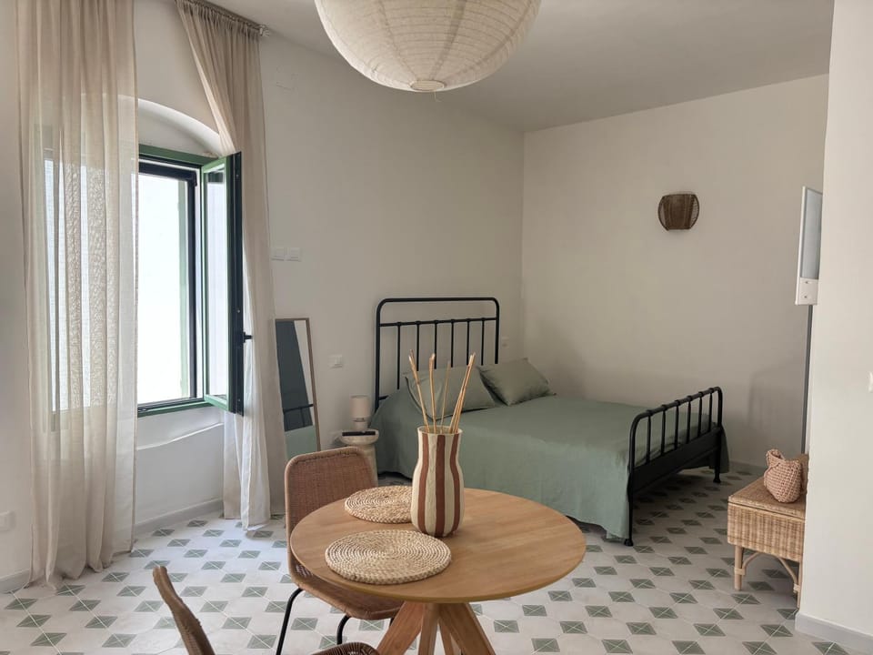 Bed, Living room, Seating area, Dining area, Bedroom