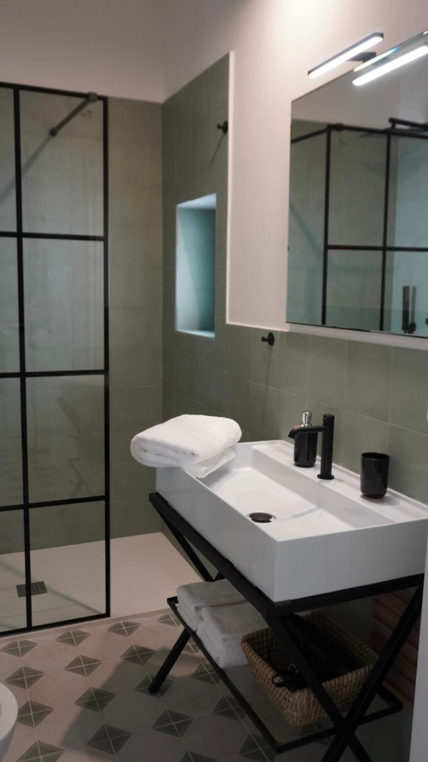 Bathroom, towels