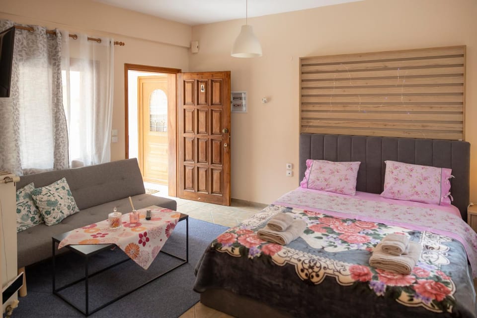 Bed, Seating area, Bedroom