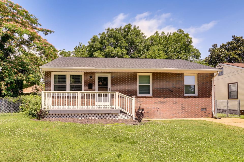 4 Mi to Hampton Coliseum: Home w/ Yard! House in Hampton