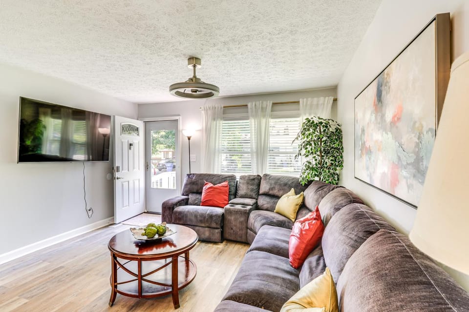 4 Mi to Hampton Coliseum: Home w/ Yard! House in Hampton