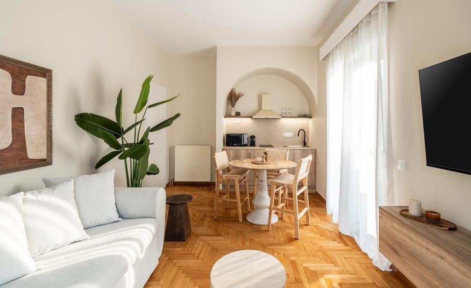 TV and multimedia, Living room, Seating area, Dining area