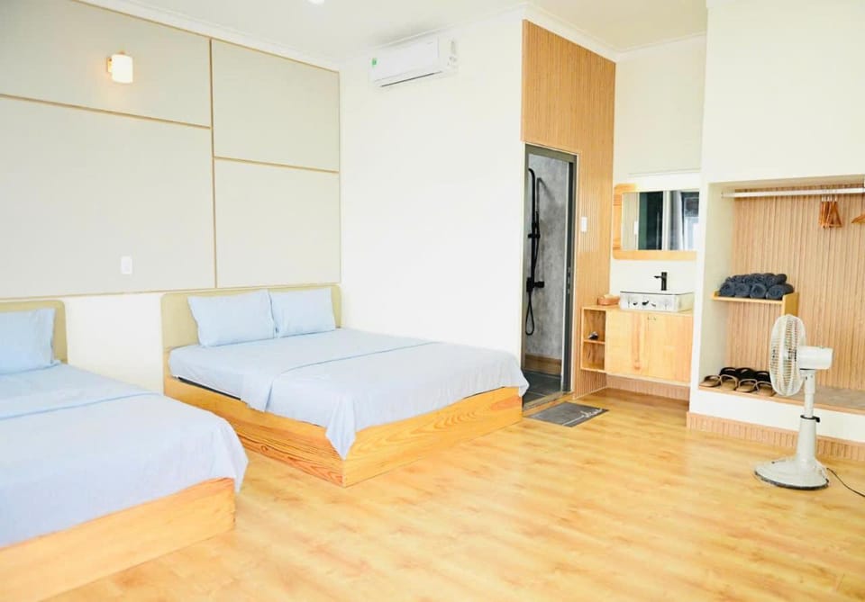 Bed, TV and multimedia, Living room, Photo of the whole room, Bedroom, air conditioner