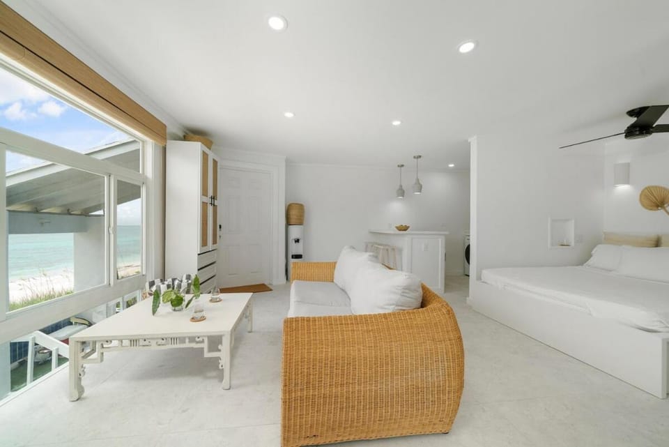 Sandbox Studio at Love Beach- Beachfront! Apartment in Nassau