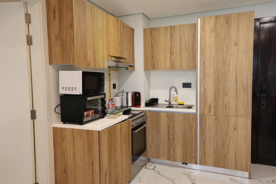 Coffee/tea facilities, Kitchen or kitchenette, microwave, stove