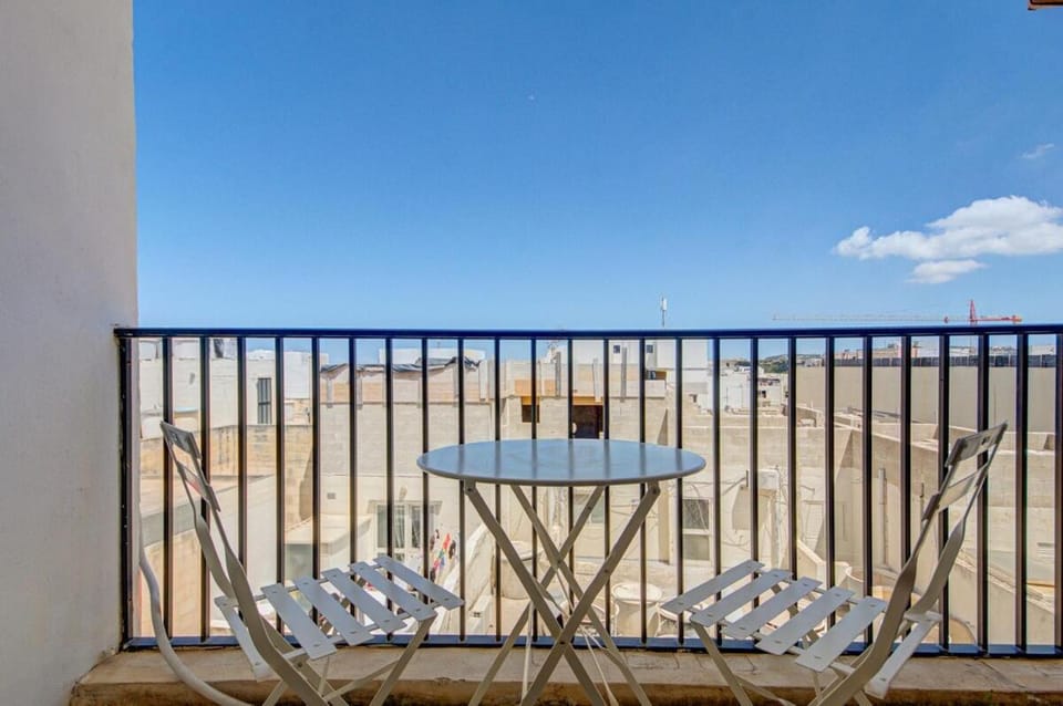 Penthouse Escape - Views, Jacuzzi & BBQ Apartment in Saint Paul's Bay