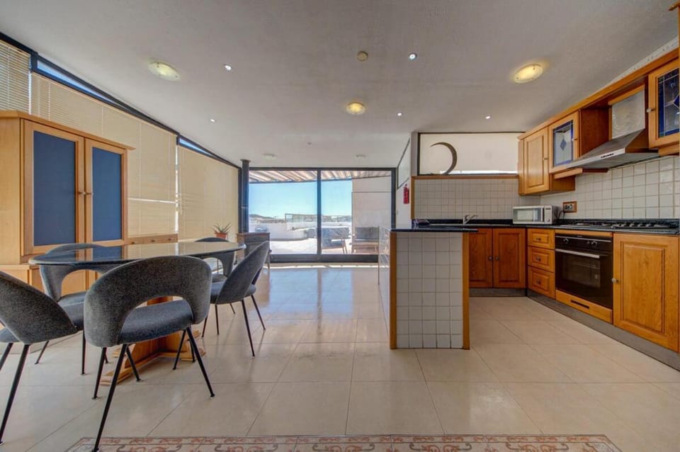 Penthouse Escape - Views, Jacuzzi & BBQ Apartment in Saint Paul's Bay