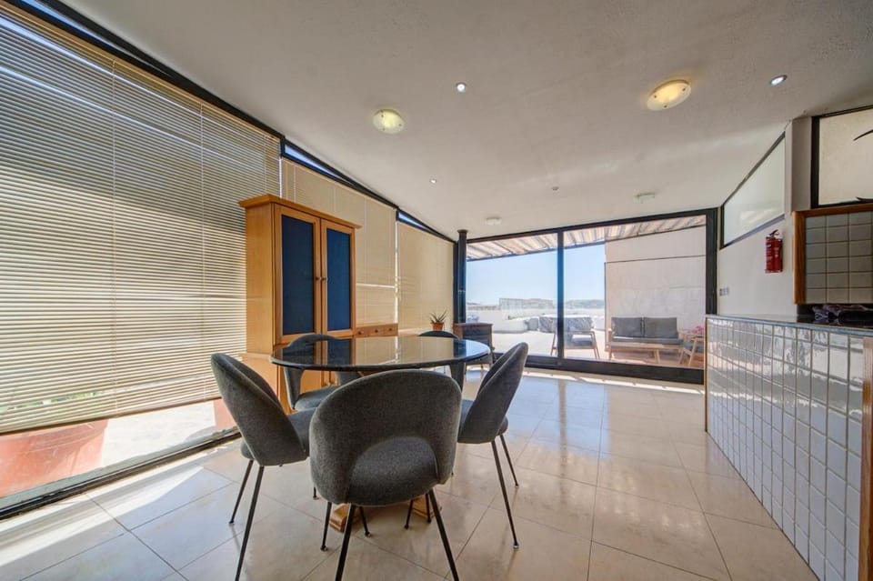 Penthouse Escape - Views, Jacuzzi & BBQ Apartment in Saint Paul's Bay