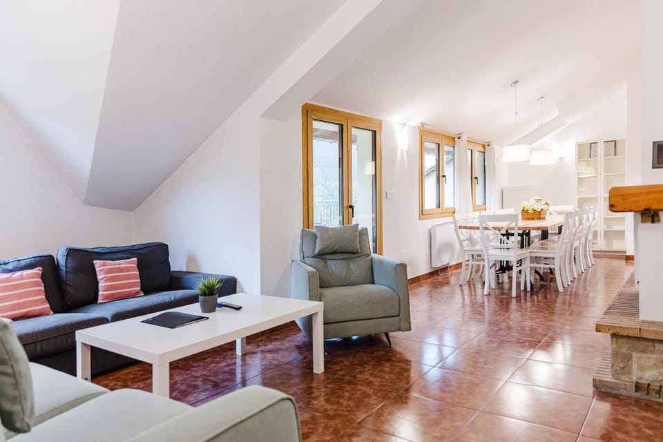 TV and multimedia, Living room, Seating area, Dining area, Mountain view