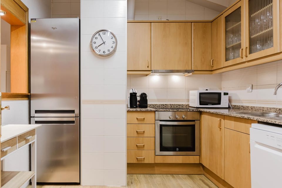 Coffee/tea facilities, Kitchen or kitchenette, dishwasher, oven, stove, toaster