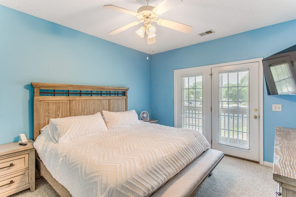 1 Mi to Beach, Near Golf! North Myrtle Beach Condo House in North Myrtle Beach