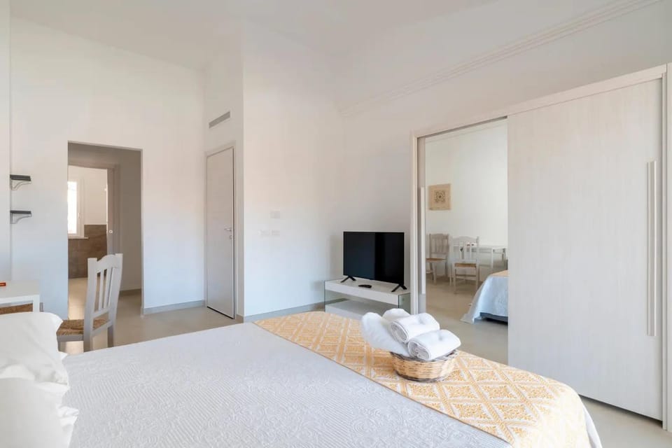 Bed, TV and multimedia, Bedroom, wardrobe