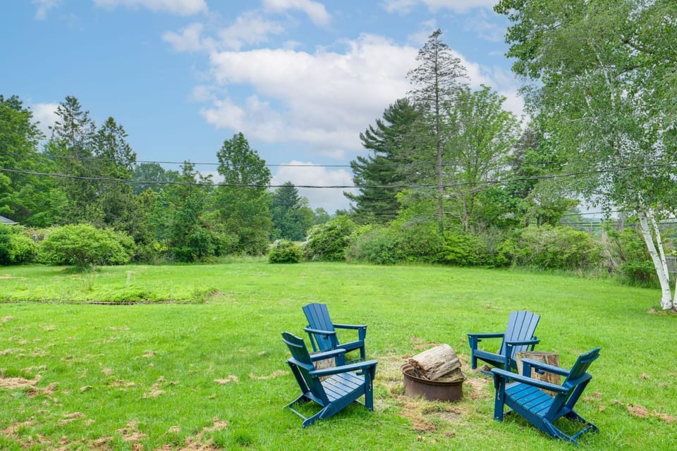 2 Mi to Chardon Square: Family Farmhouse Escape House in Lake Erie
