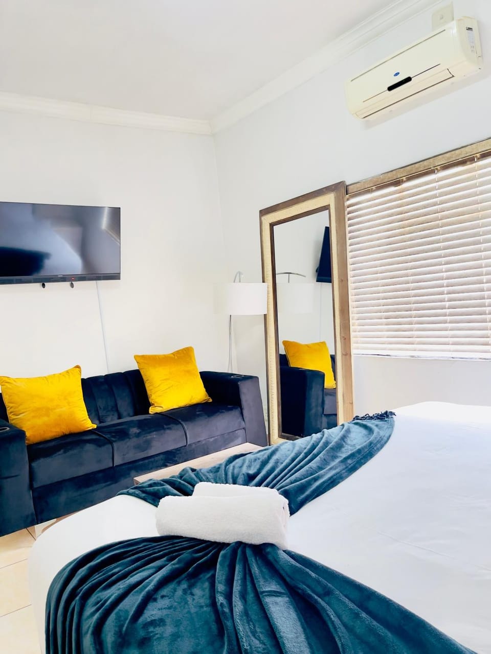 Bed, TV and multimedia, Photo of the whole room, Bedroom, air conditioner