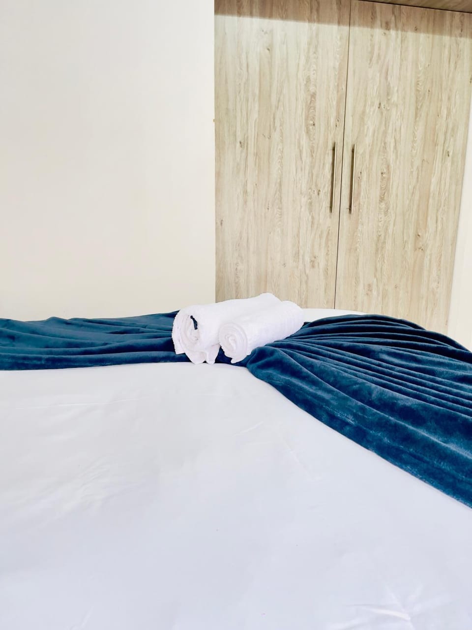 Bed, Photo of the whole room, Bedroom, towels