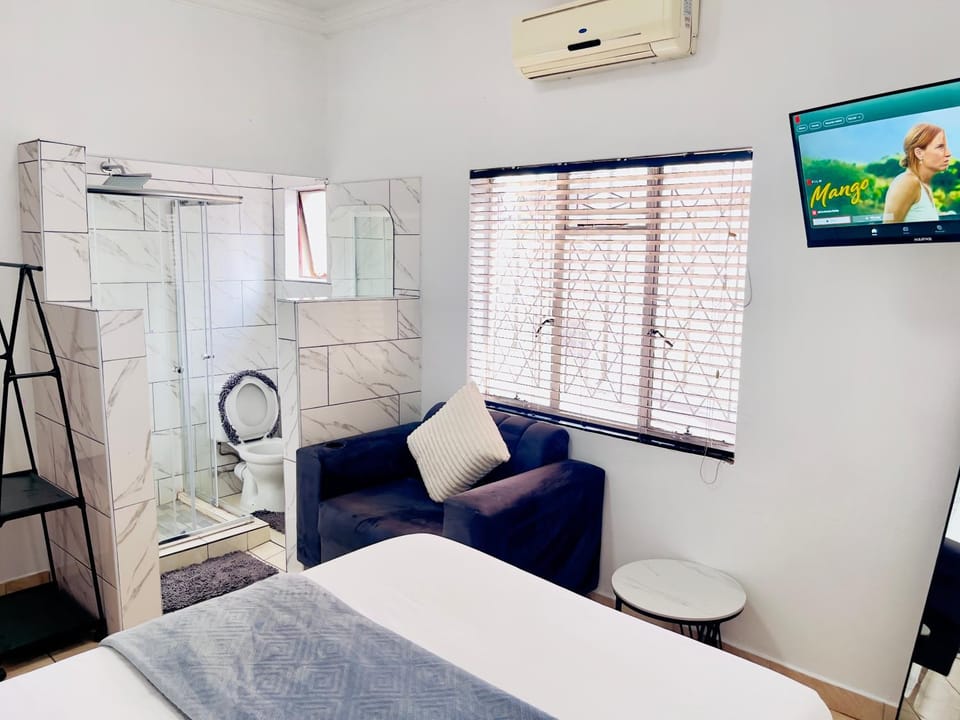 Bed, TV and multimedia, Living room, Photo of the whole room, Seating area, Bedroom, air conditioner