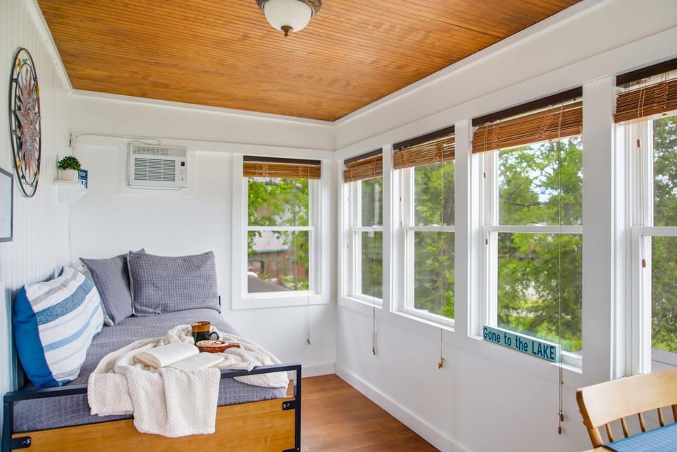 Hot Tub, 5 Min to Colgate, Sleeps 6, Welcome Wine House in Adirondack Mountains