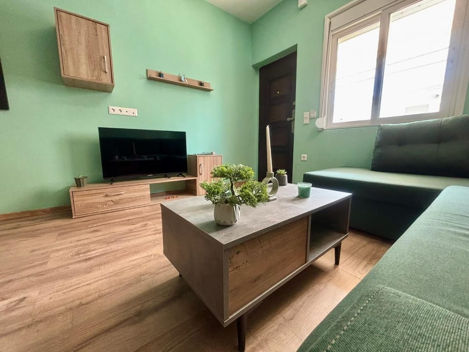 TV and multimedia, Living room, Seating area, Evening entertainment