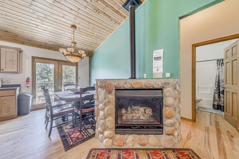< 2 Mi to Midtown Ruidoso: Forest-View Sanctuary! House in Ruidoso