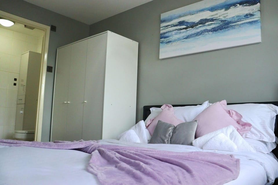 Bed, Photo of the whole room, Bedroom, wardrobe