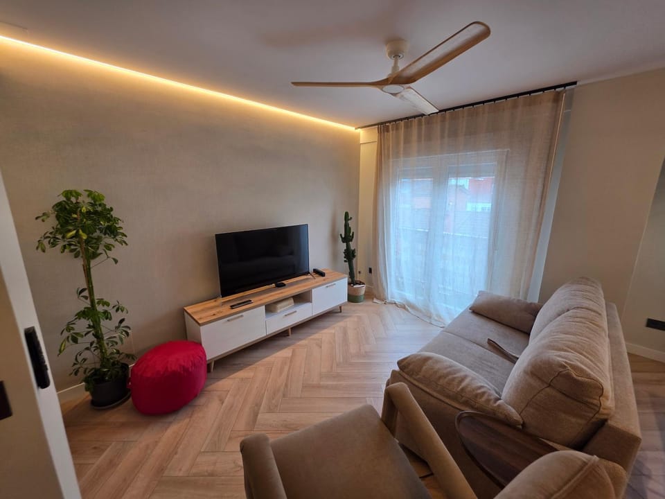 TV and multimedia, Living room, Evening entertainment