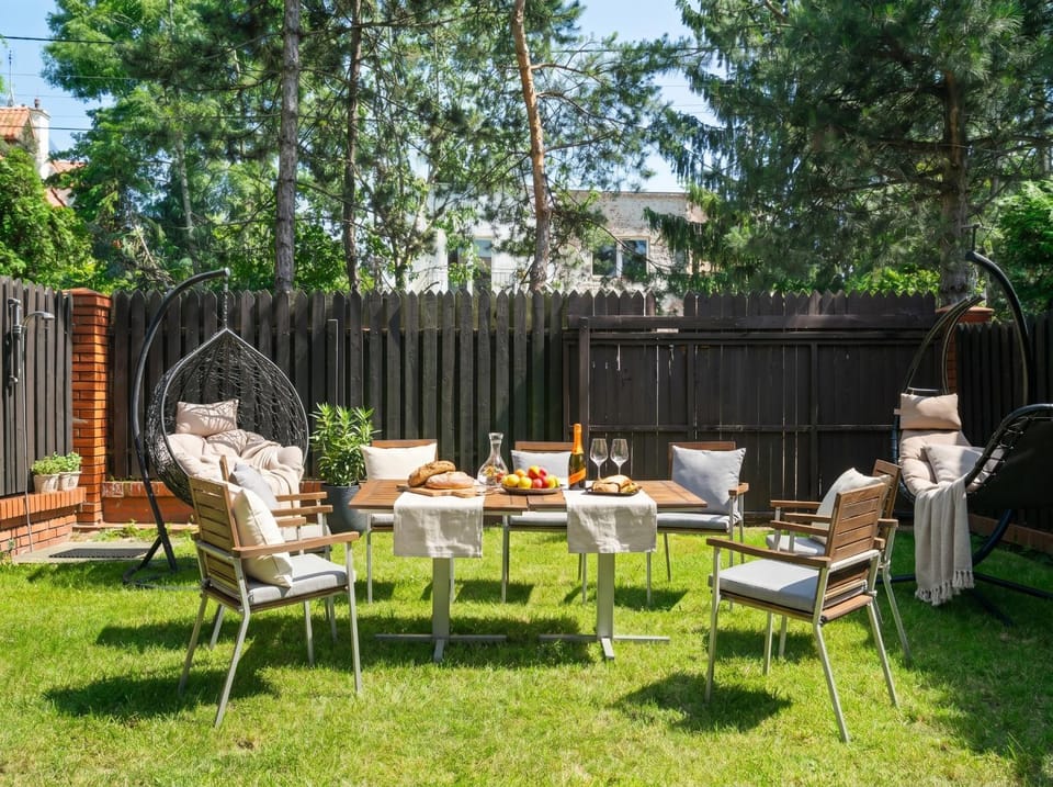 Patio, Spring, Day, Garden, Living room, Seating area, Dining area, Garden view, sunbed