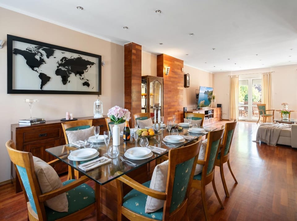 Restaurant/places to eat, Living room, Food and drinks, Banquet/Function facilities, Seating area, Dining area, Food