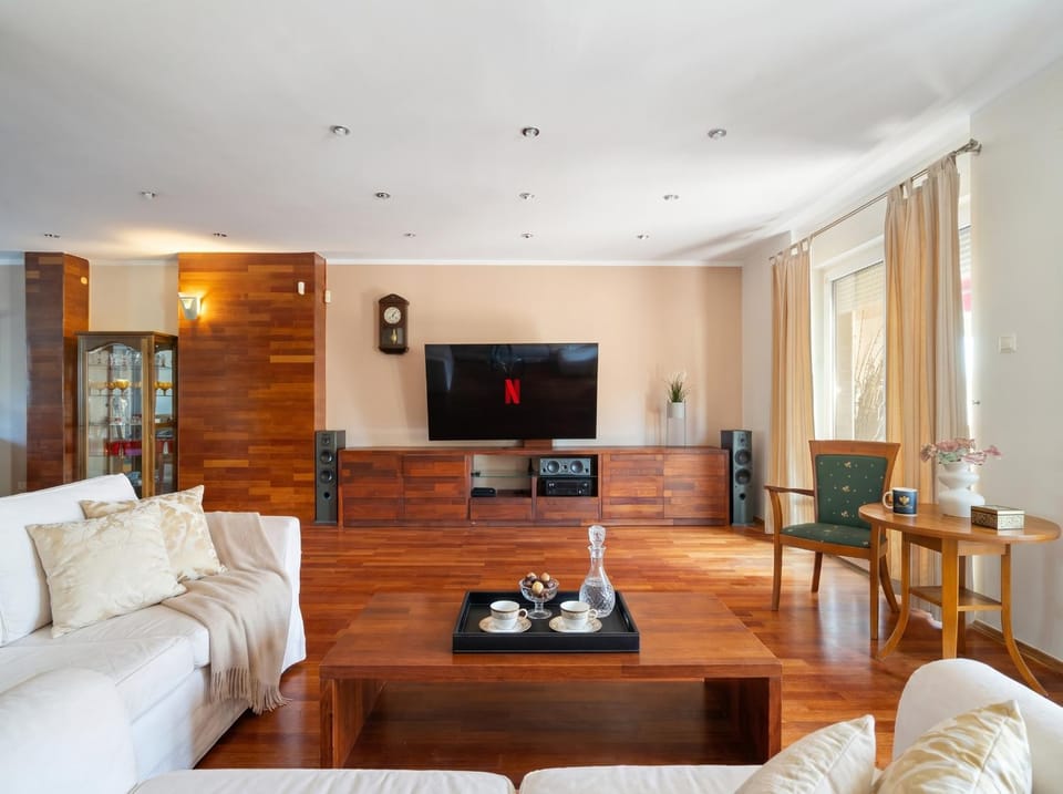 Communal lounge/ TV room, TV and multimedia, Living room, Seating area, Evening entertainment